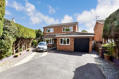 4 bedroom detached house for sale, Hutchins Way, Horley RH6
