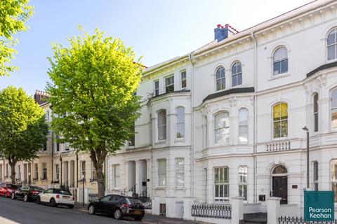 3 bedroom flat for sale