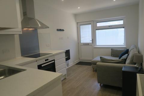 Studio to rent, Dorchester Drive, Feltham, TW14
