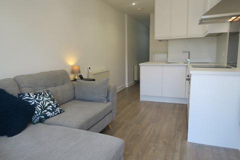 Studio to rent, Dorchester Drive, Feltham, TW14