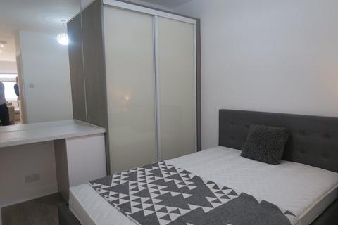 Studio to rent, Dorchester Drive, Feltham, TW14