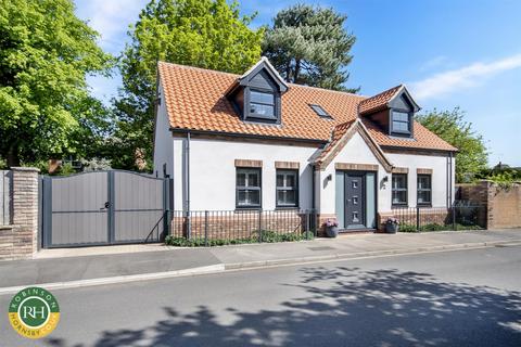 2 Blenheim Drive, Finningley, Doncaster, DN9 3QF
