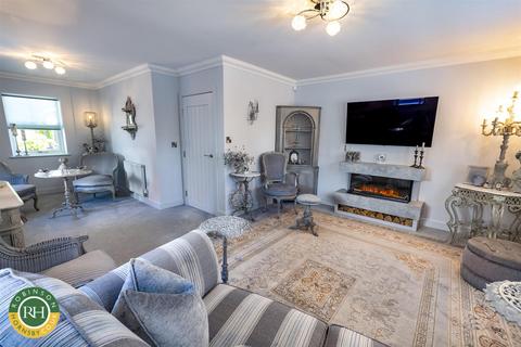 2 Blenheim Drive, Finningley, Doncaster, DN9 3QF