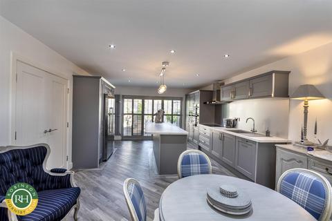 2 Blenheim Drive, Finningley, Doncaster, DN9 3QF