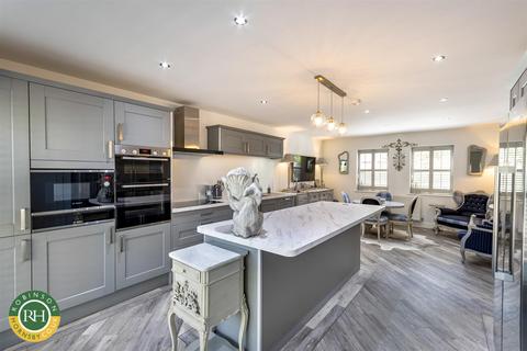 2 Blenheim Drive, Finningley, Doncaster, DN9 3QF
