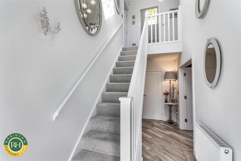 2 Blenheim Drive, Finningley, Doncaster, DN9 3QF