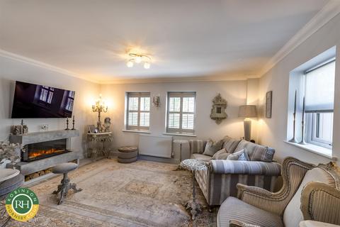 2 Blenheim Drive, Finningley, Doncaster, DN9 3QF