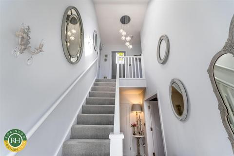 2 Blenheim Drive, Finningley, Doncaster, DN9 3QF