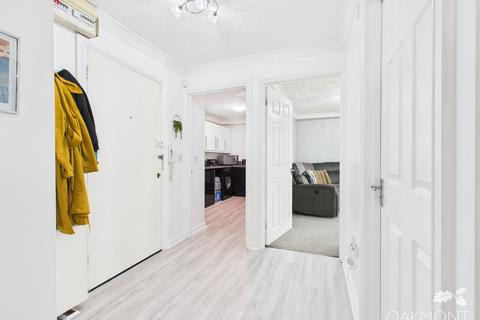 2 bedroom flat for sale, St. James Gardens, Romford