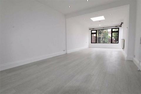 4 bedroom bungalow to rent, St. Andrews Crescent, Windsor SL4