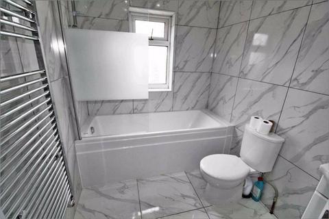4 bedroom bungalow to rent, St. Andrews Crescent, Windsor SL4