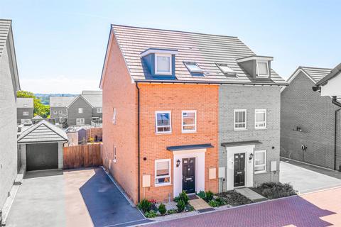 3 bedroom townhouse for sale, Hilton Crescent, Hullbridge SS5