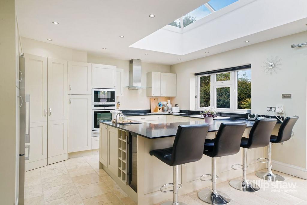 Kitchen and breakfast area
