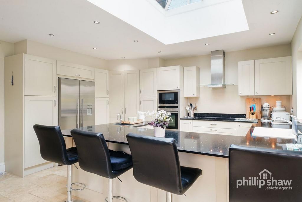 Kitchen and breakfast area