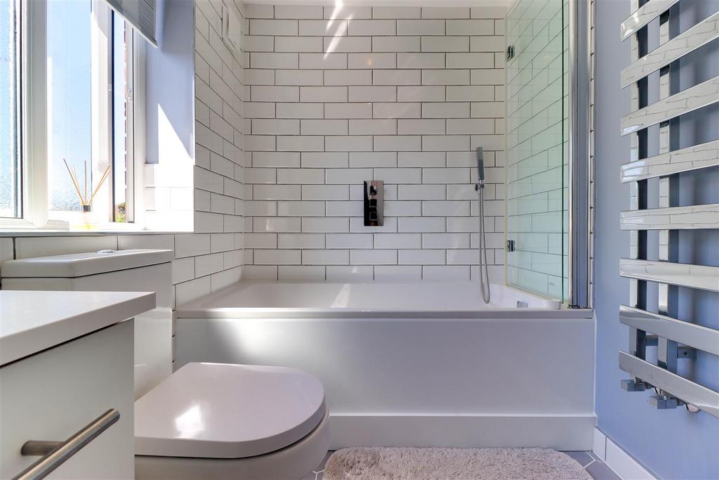 Bathroom 1.1.jpg