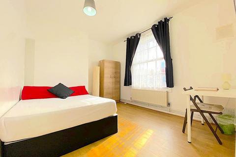 4 bedroom flat to rent, Shadwell Gardens, London E1