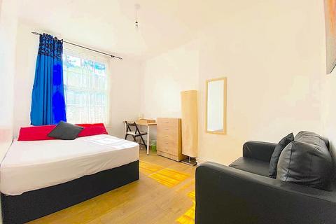 4 bedroom flat to rent, Shadwell Gardens, London E1