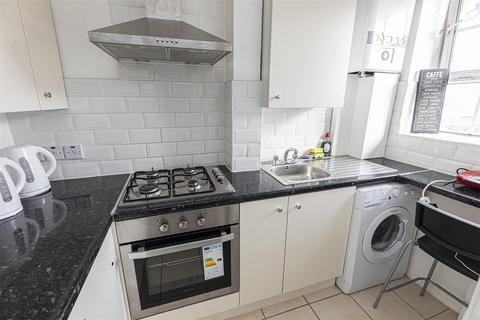 4 bedroom flat to rent, Shadwell Gardens, London E1