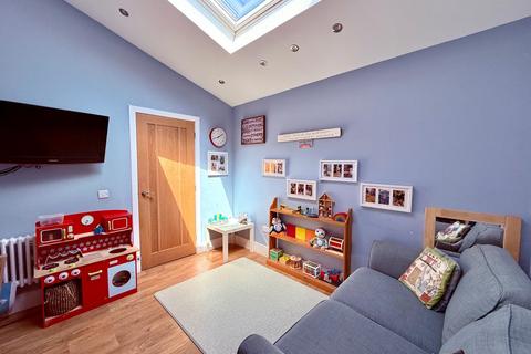5 Devitt Close, Ashtead, KT21 1JS