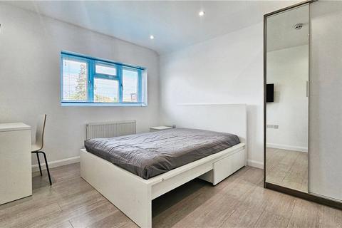 1 bedroom in a house share to rent, Elizabethan Close, Stanwell, Staines-upon-Thames, Surrey, TW19
