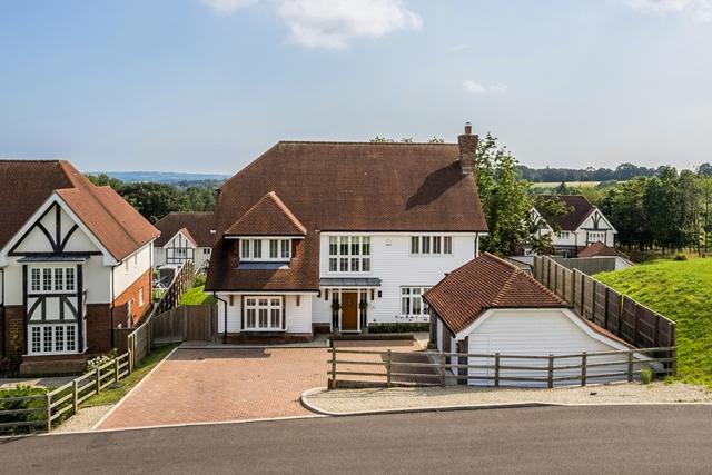 Exceptional 5-Bedroom Family Home in... 5 bed country house - £4,500 ...