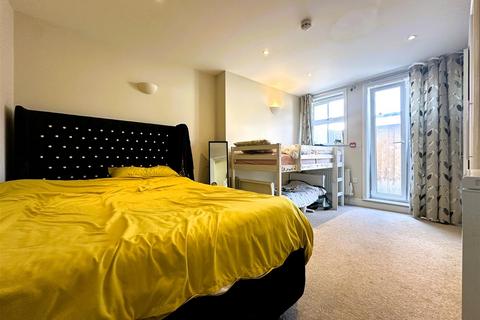 2 bedroom apartment to rent, Westend Terrace, Gloucester GL1