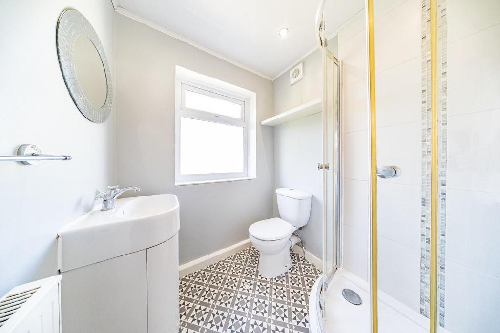 46 Cumber Lane shower room 2.jpg