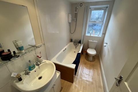 2 bedroom flat to rent, Derby Road, Manchester M14