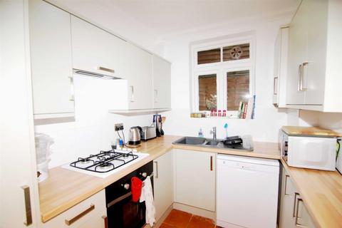 2 bedroom flat to rent, Avenue South, Surbiton KT5