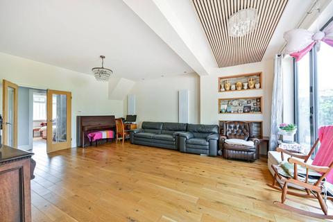 20 Connaught Road, New Malden, KT3 3QA