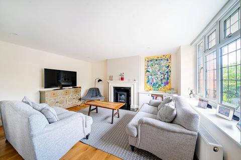 3 Queens Close, Esher, KT10 8NS