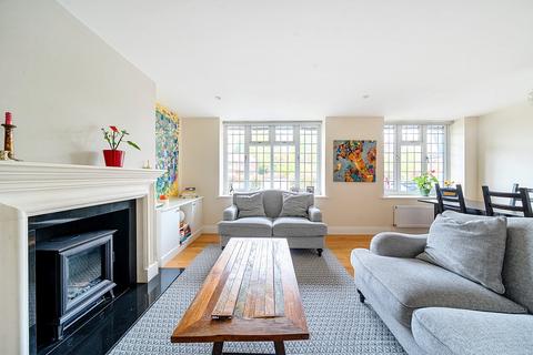 3 Queens Close, Esher, KT10 8NS