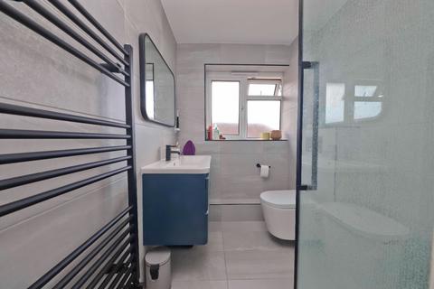 2 bedroom apartment for sale, Elm Park Road, Middlesex HA5