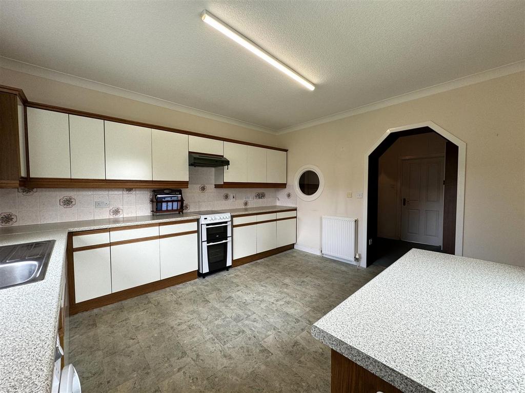 Kitchen 2.jpg