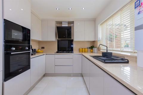 4 bedroom end of terrace house for sale, Burgett Road, Slough
