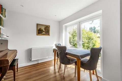 10 Burrows Close, Bookham, Leatherhead, KT23 3HB