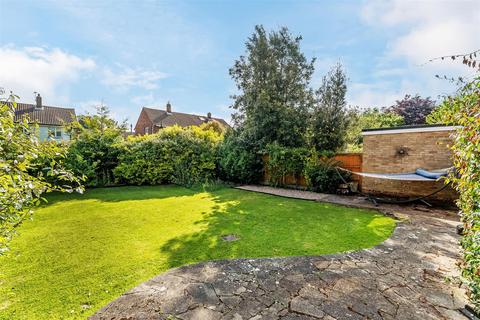 10 Burrows Close, Bookham, Leatherhead, KT23 3HB