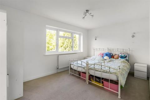 10 Burrows Close, Bookham, Leatherhead, KT23 3HB