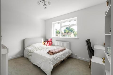 10 Burrows Close, Bookham, Leatherhead, KT23 3HB