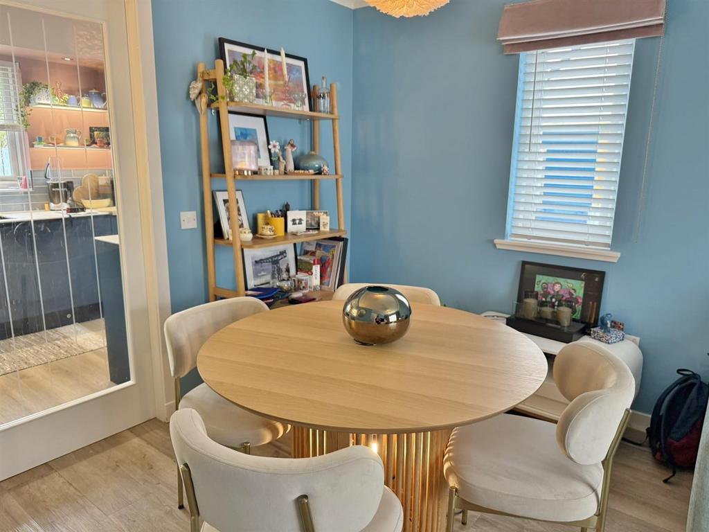 Dining area to kitchen