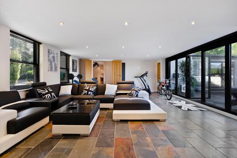 6 bedroom detached house to rent, Jubilee Road, Finchampstead, Wokingham, Berkshire, RG40