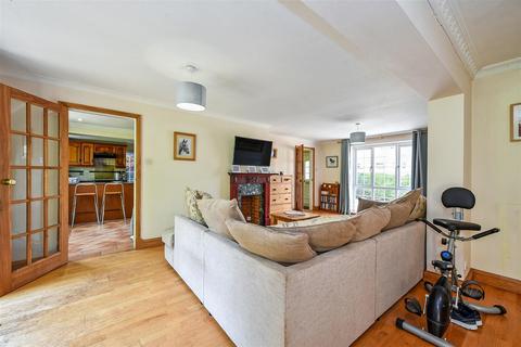 4 Beech Close, Thruxton, Andover, SP11 8NB