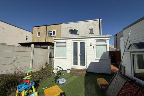4 bedroom semi-detached house to rent, Daleside Avenue, Pudsey, West Yorkshire, LS28