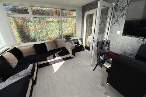 4 bedroom semi-detached house to rent, Daleside Avenue, Pudsey, West Yorkshire, LS28