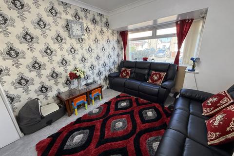 4 bedroom semi-detached house to rent, Daleside Avenue, Pudsey, West Yorkshire, LS28