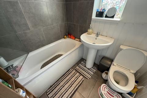4 bedroom semi-detached house to rent, Daleside Avenue, Pudsey, West Yorkshire, LS28