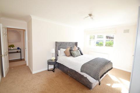 2 bedroom flat to rent, HUGE BEAUTIFULLY APPOINTED FLAT WITH GARAGE