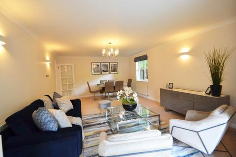 2 bedroom flat to rent, HUGE BEAUTIFULLY APPOINTED FLAT WITH GARAGE