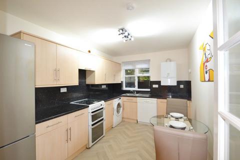 2 bedroom flat to rent, HUGE BEAUTIFULLY APPOINTED FLAT WITH GARAGE
