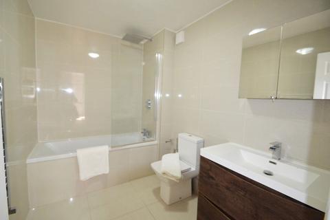 2 bedroom flat to rent, HUGE BEAUTIFULLY APPOINTED FLAT WITH GARAGE